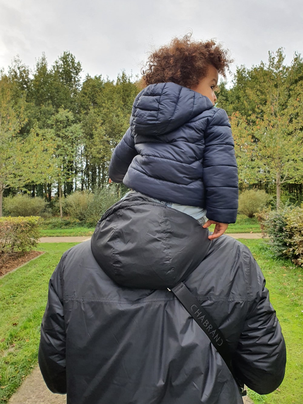 Siloê sur les épaules de Boris au retour de la balade dans le parc de Beaureagard